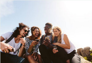 Imagen de un grupo de personas hablando con celulares en mano